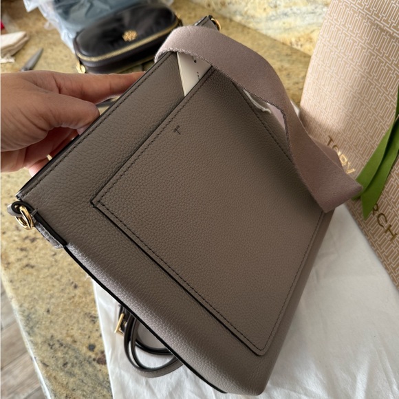 New Tory burch Thea Swingpack crossbody / shoulder bag / 2 straps in gray color - Picture 11 of 14